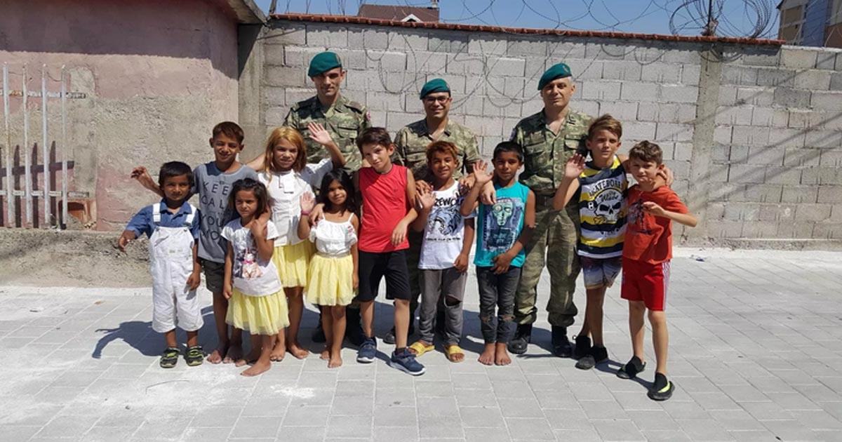 Mehmetçik’ten Kosovalı çocuklara bayramlık kıyafet yardımı