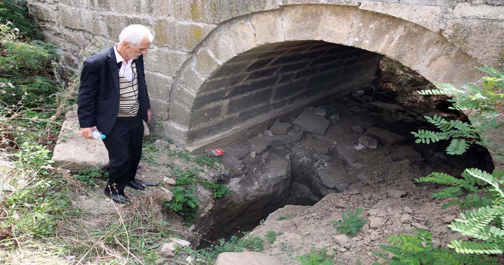 Tarihi köprünün ayaklarında define aramışlar