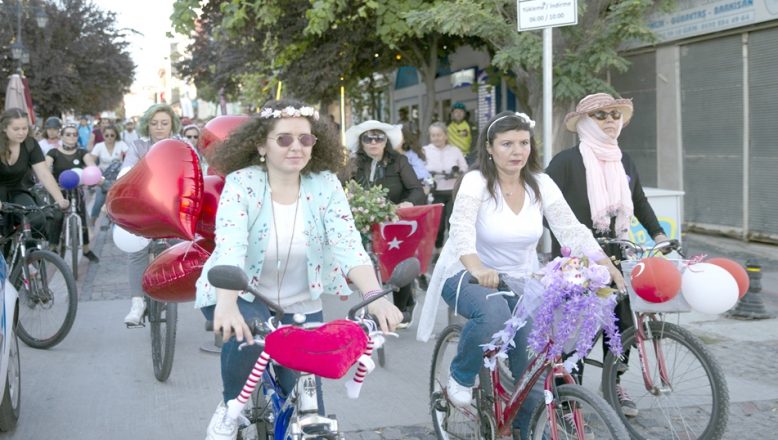 Süslü Kadınlar Bisiklet Turu düzenlendi