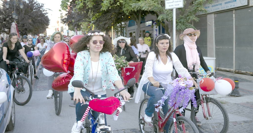 Süslü Kadınlar Bisiklet Turu düzenlendi