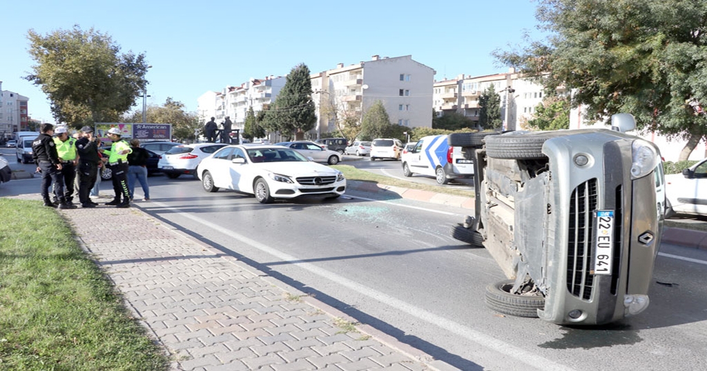 Kazada yan yatan aracın sürücüsü yaralandı