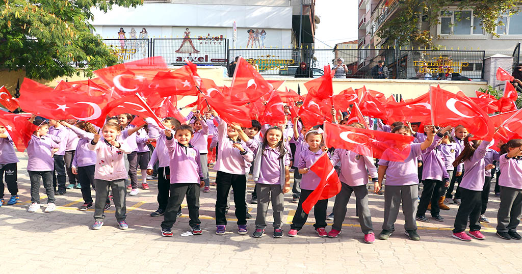 Öğrenciler Mehmetçik için bayraklarla şarkı söyledi