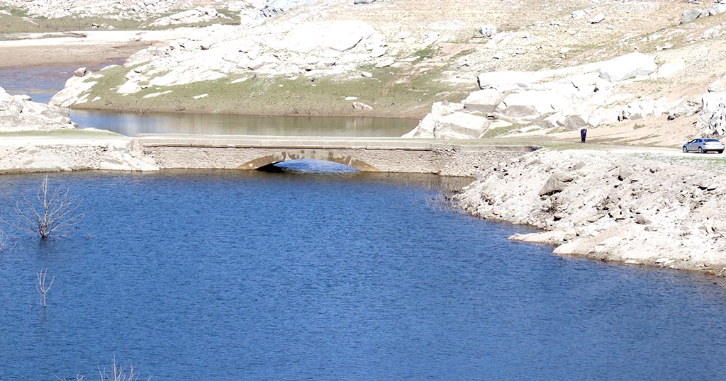 Baraj suyu azalınca su altındaki köprü gün yüzüne çıktı