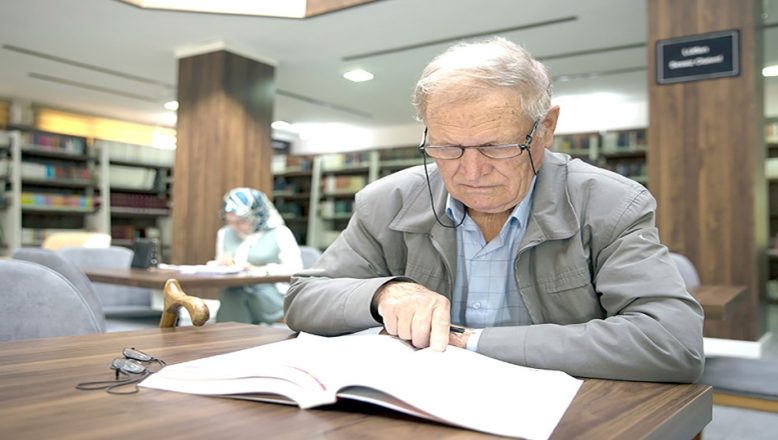 Üniversiteden 75 yaşında mezun oldu, Osmanlıca çeviri yapmak istiyor