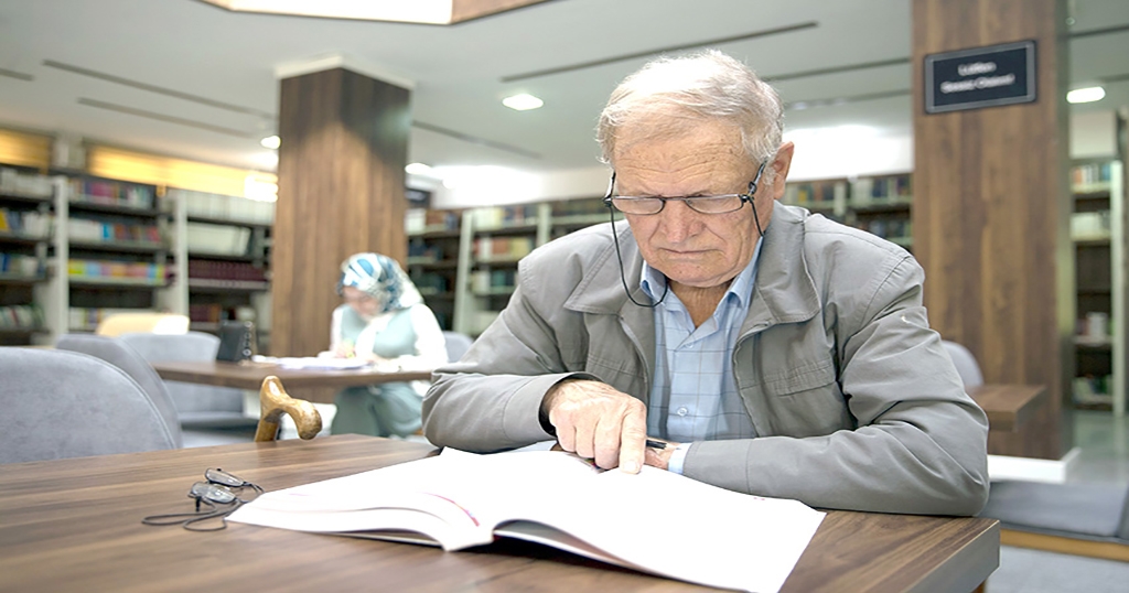 Üniversiteden 75 yaşında mezun oldu, Osmanlıca çeviri yapmak istiyor