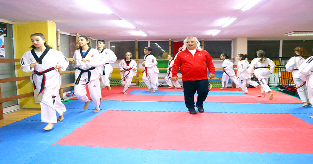 Doktorun taekwondocuları başarıya koşuyor