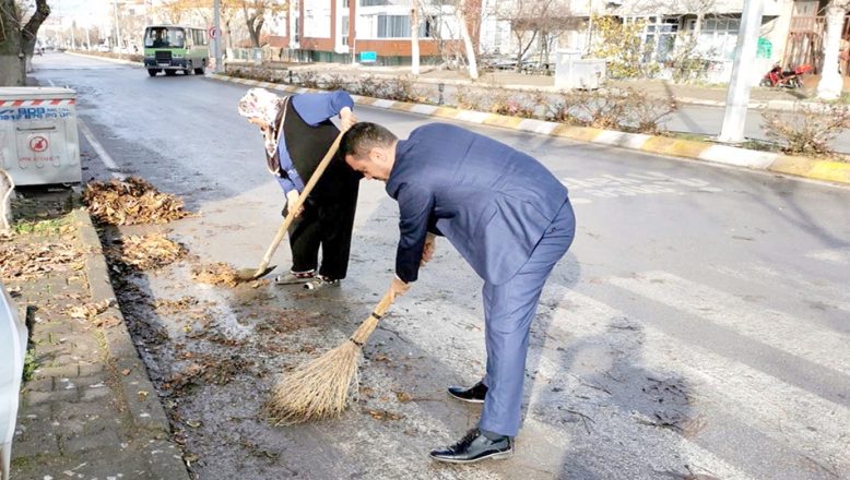 Başkan Balkan’dan süpürgeli sokak temizliği