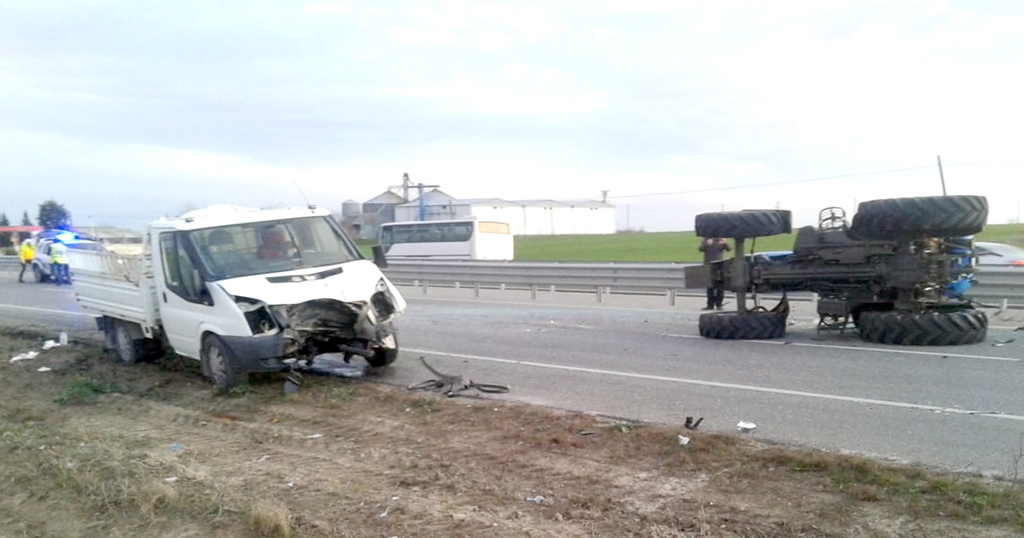 Edirne’de traktörle kamyonet çarpıştı: 1 yaralı