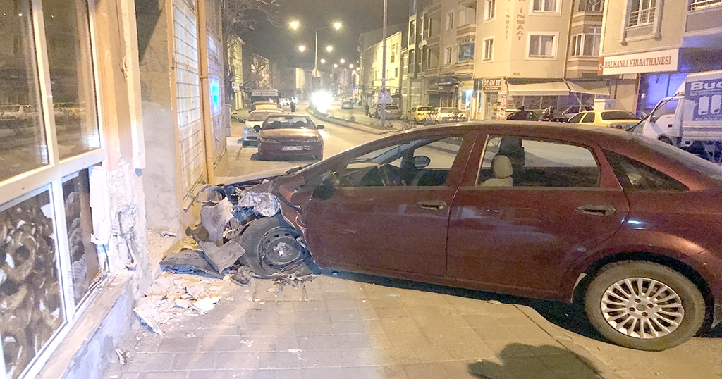 Alkollü sürücü aracıyla duvara çarptı