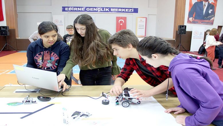 Öğrenciler tasarladıkları robotları sergiledi