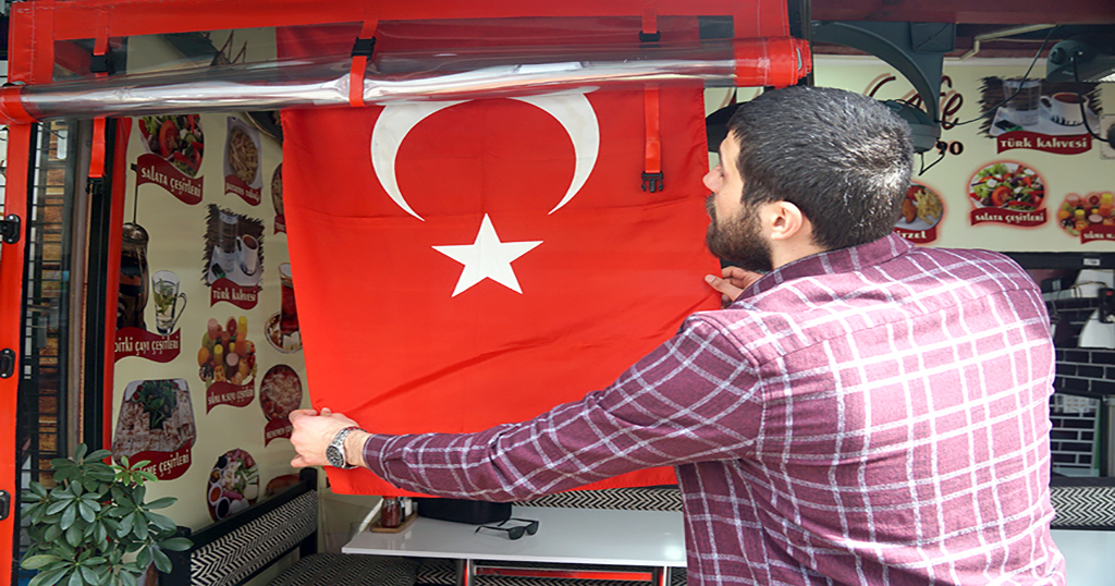 Dükkanlar Türk bayraklarıyla donatıldı