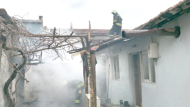 Mahallelinin müdahalesi evi tamamen yanmaktan kurtardı