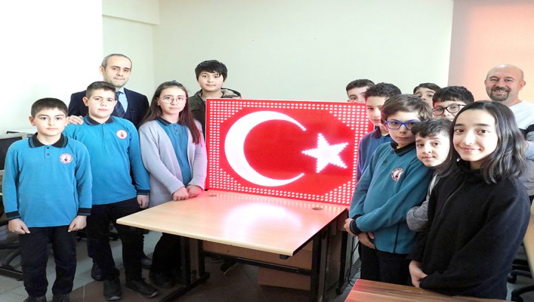 Mehmetçiğe moral için led animasyonlu Türk Bayrağı yaptılar