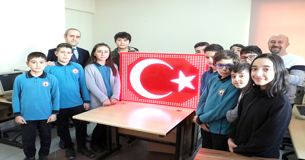 Mehmetçiğe moral için led animasyonlu Türk Bayrağı yaptılar