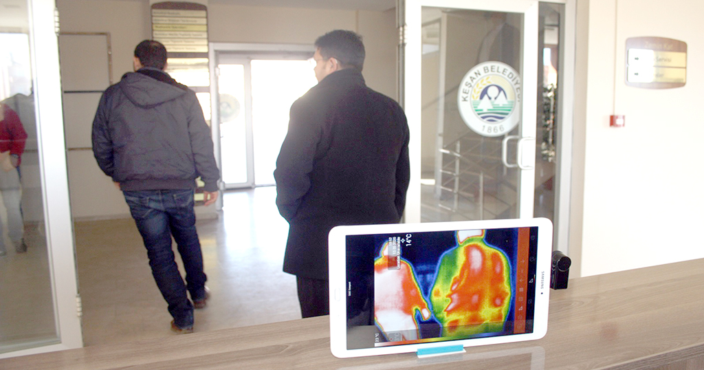 Keşan’da belediye binası girişine termal kamera konuldu