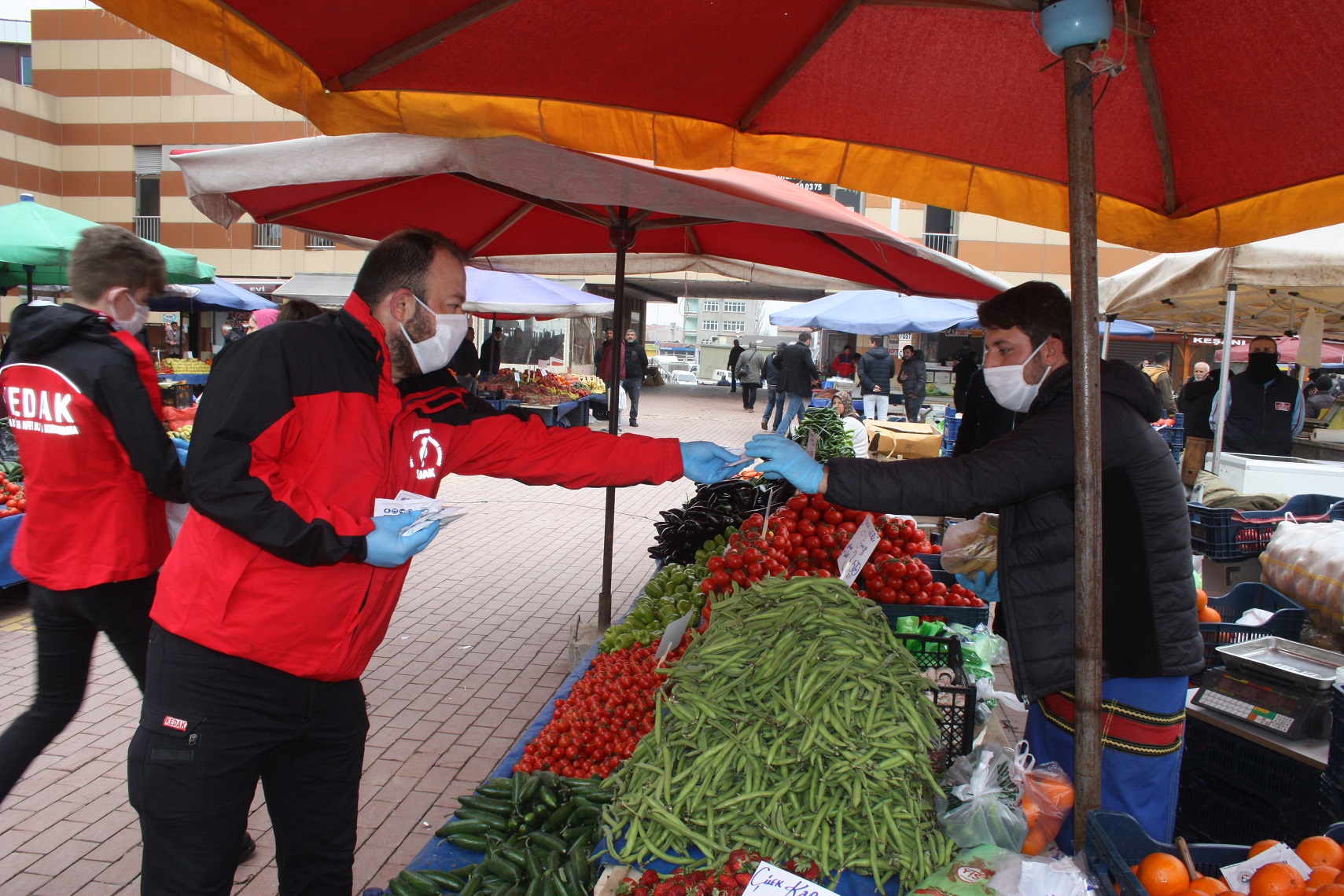 Keşan’da vatandaşlara steril mendil dağıtıldı