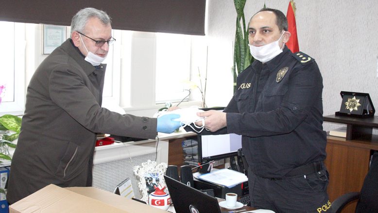 Gönüllülerin ürettiği maskeler polislere dağıtıldı