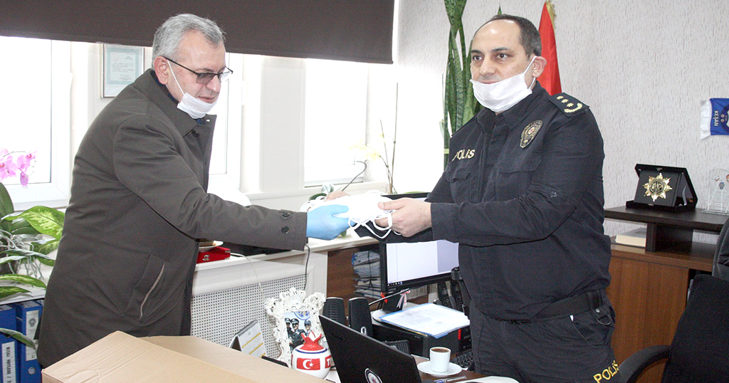 Gönüllülerin ürettiği maskeler polislere dağıtıldı