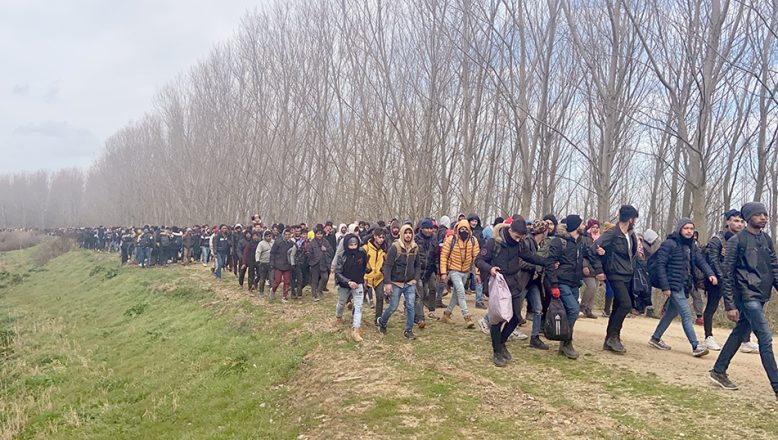 Göçmenler tel çitleri keserek Yunanistan’a geçti