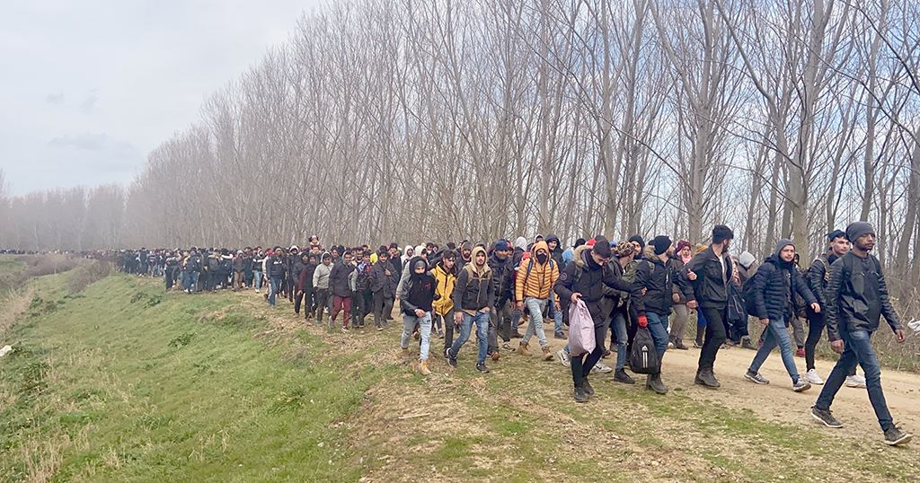 Göçmenler tel çitleri keserek Yunanistan’a geçti