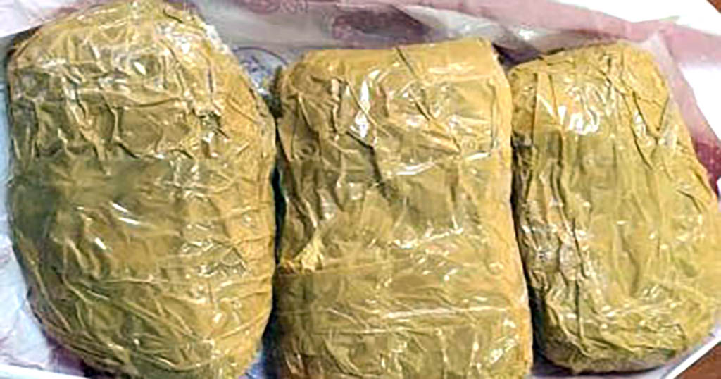 Bazaya gizlenmiş bir kilogram kokain ele geçirildi