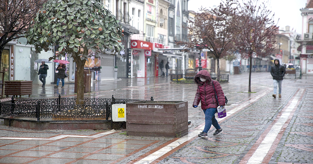 Yağışlı hava sokaklarda insan yoğunluğunu azalttı