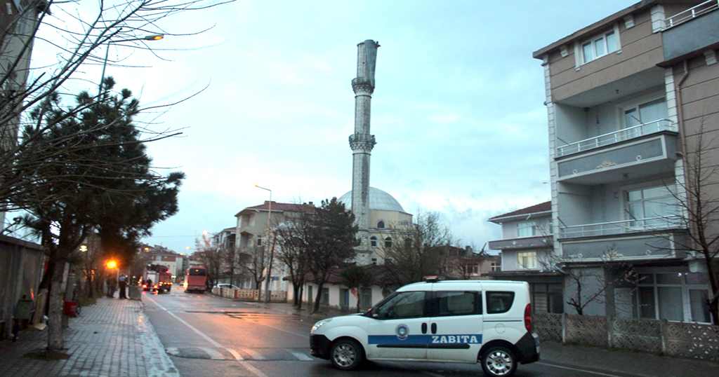 Şiddetli rüzgar minareye zarar verdi