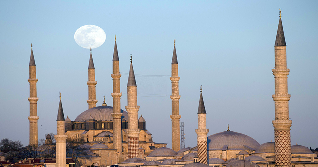 Selimiye Camii, dolunayla kartpostallık manzaralar oluşturdu