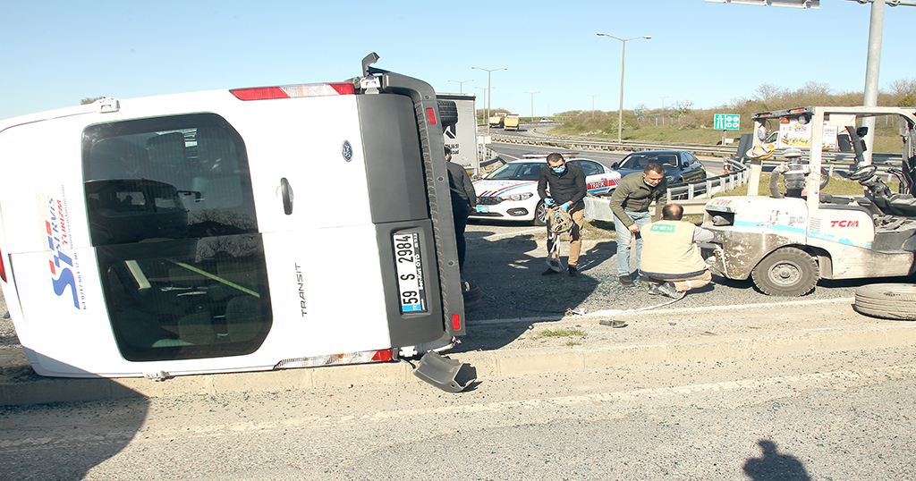 Servis minibüsüyle kamyonun çarpıştığı kazada 5 kişi yaralandı