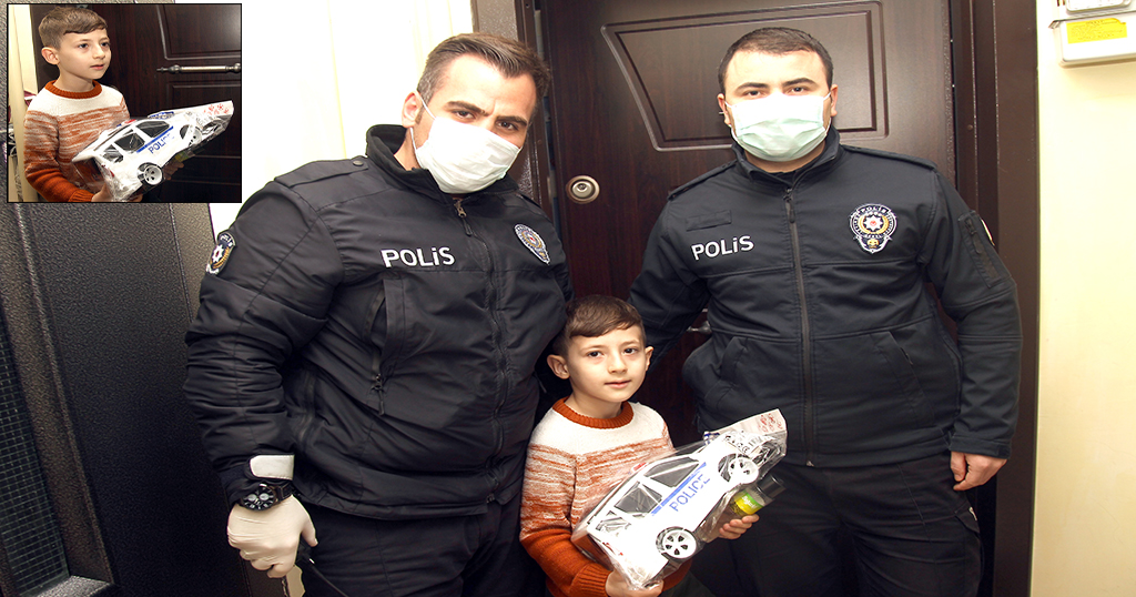 Polis amcaları, İlker’in oyuncak araba isteğini karşıladı
