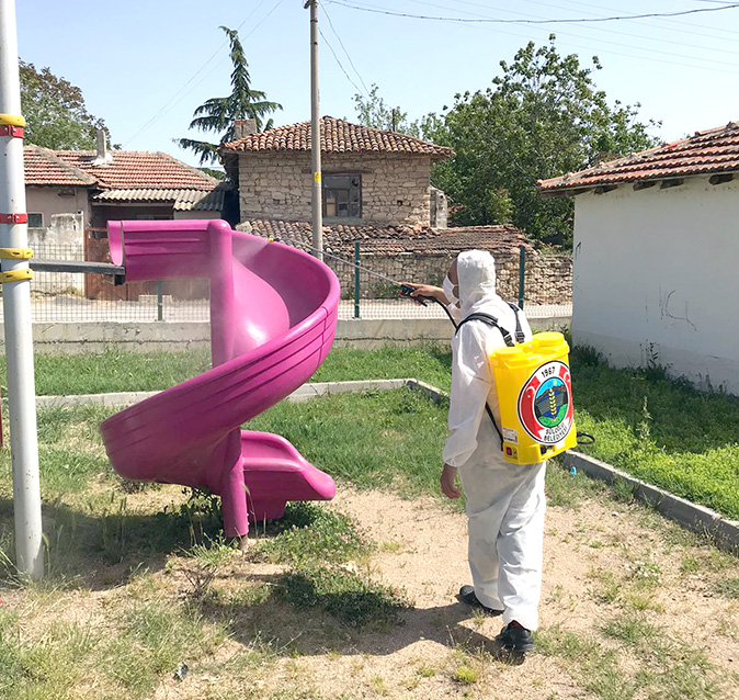 Süloğlu’nda çocuk parkları dezenfekte edildi