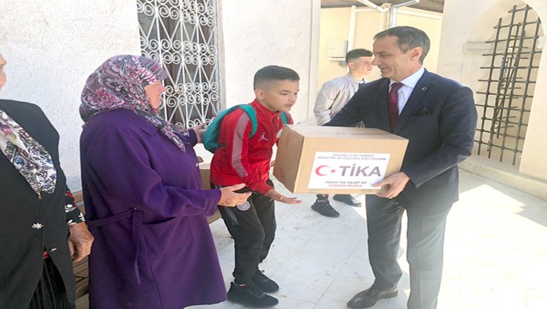 Yetim çocuklara, Ramazan yardım paketleri dağıttı