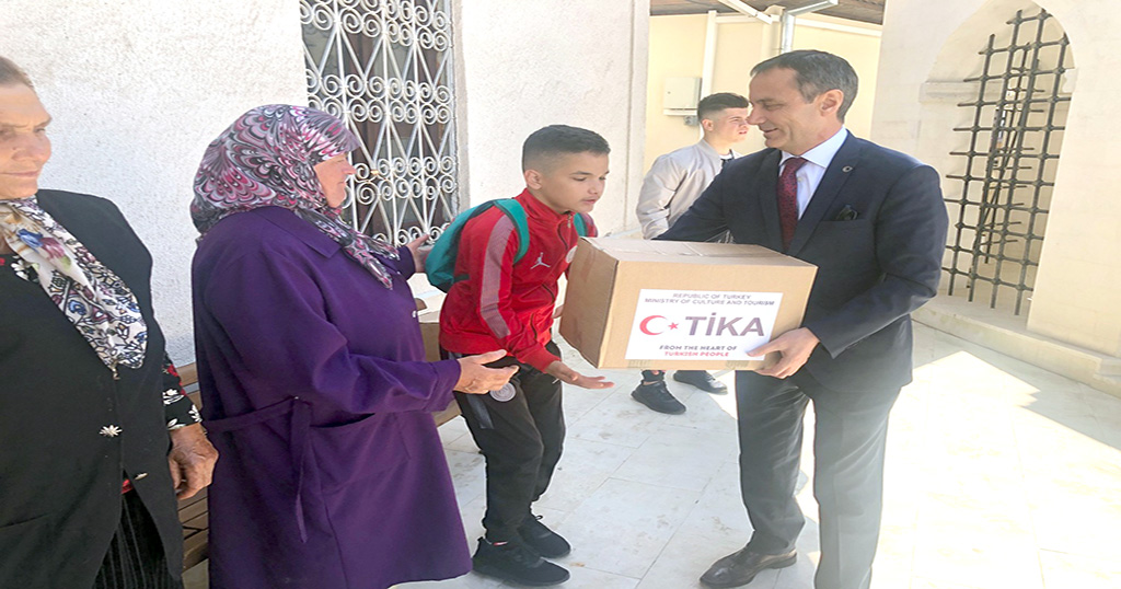Yetim çocuklara, Ramazan yardım paketleri dağıttı