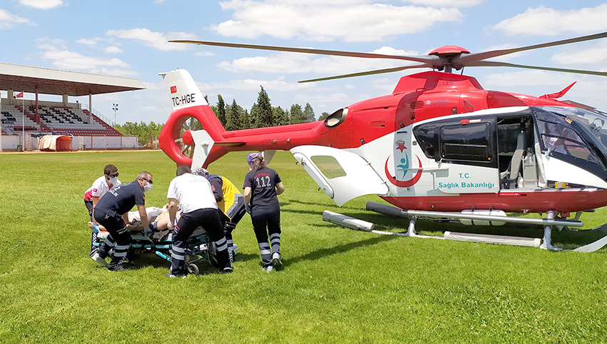 Ambulans helikopter, boğulma tehlikesi geçiren genç için havalandı