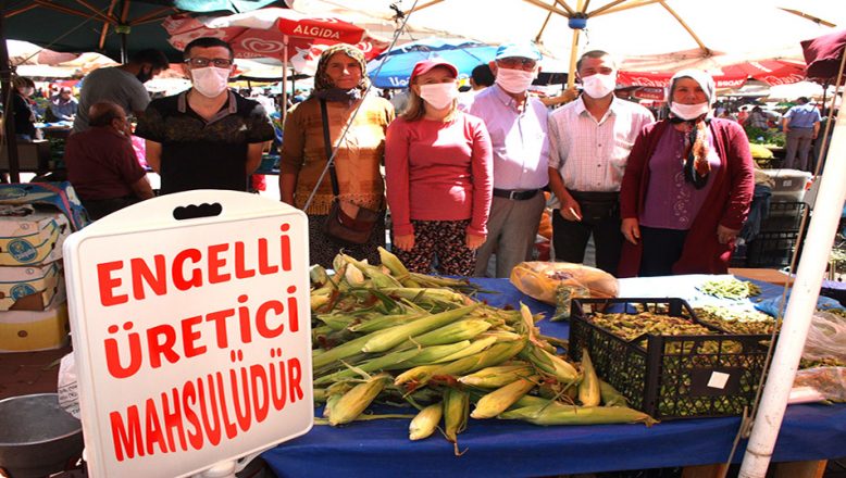 Tarlada yetiştirdikleri sebzeleri pazarda satıyorlar