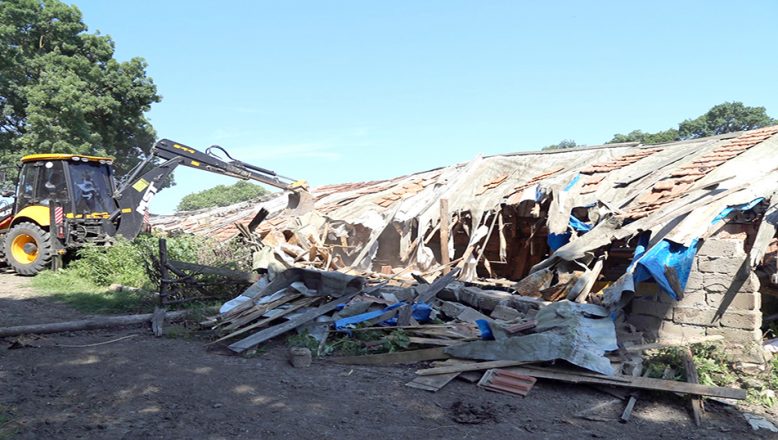 Longoz Ormanları’ndaki kaçak yapılar yıkıldı