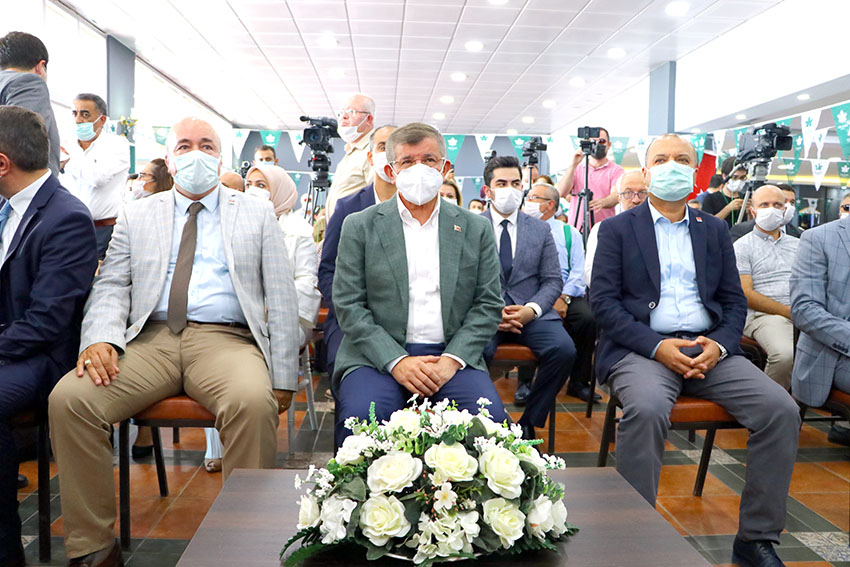 Davutoğlu, partisinin il kongresine katıldı
