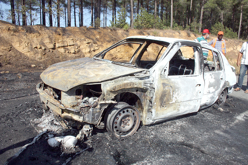 Otomobilde başlayan yangın ormana sıçradı
