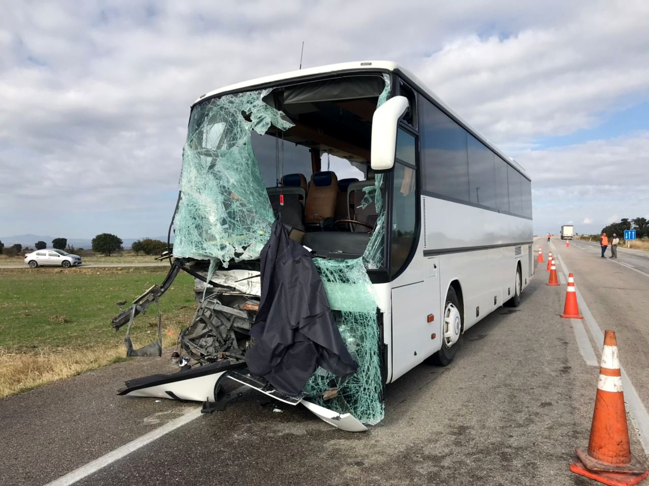 Turistleri taşıyan otobüs kamyonetle çarpıştı; 4 yaralı