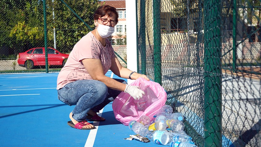 Parktaki çöpleri gönüllü toplayan kişi ödüllendirildi