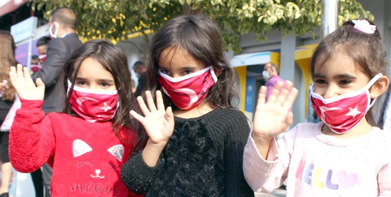 Türk Bayrağı desenli maske dağıttılar