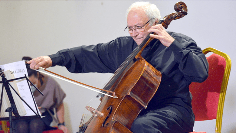 Viyolonsel ustası Prof. Stefan Popov, müzikte neşeyi seviyor