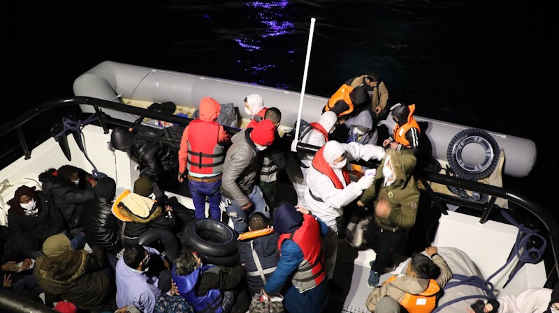 Türk karasularına itilen 53 sığınmacı kurtarıldı