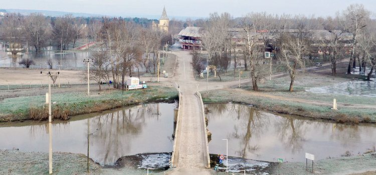 Trafiğe kapatılan tarihi köprüler açıldı