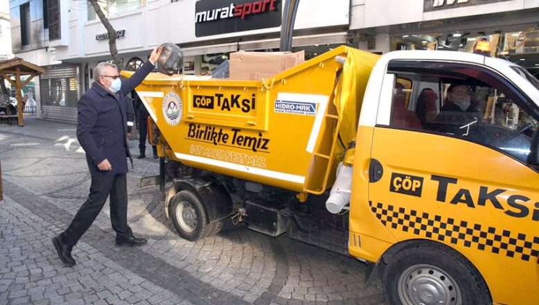 “Çöp taksi” çöpleri oyun havasıyla topluyor