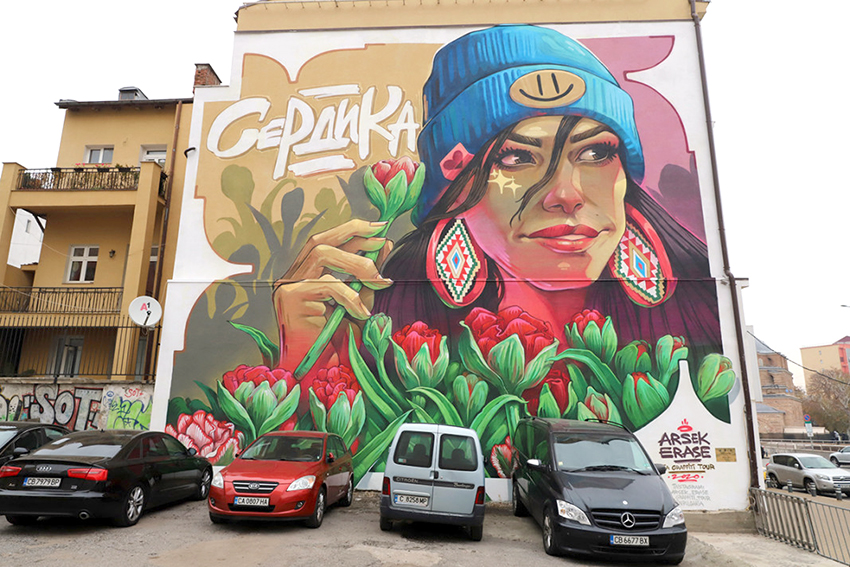 Sofya’nın gri şehir manzarasını renklendiren, graffitiler