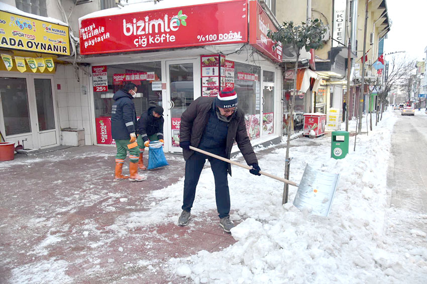 Başkan Helvacıoğlu ekiplerle kar küredi
