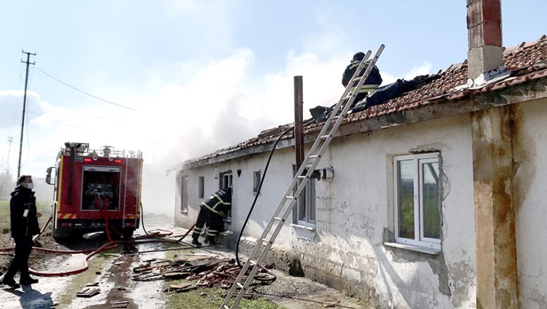 Kıvılcımlar çiftlik evini yaktı