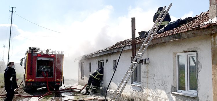 Kıvılcımlar çiftlik evini yaktı