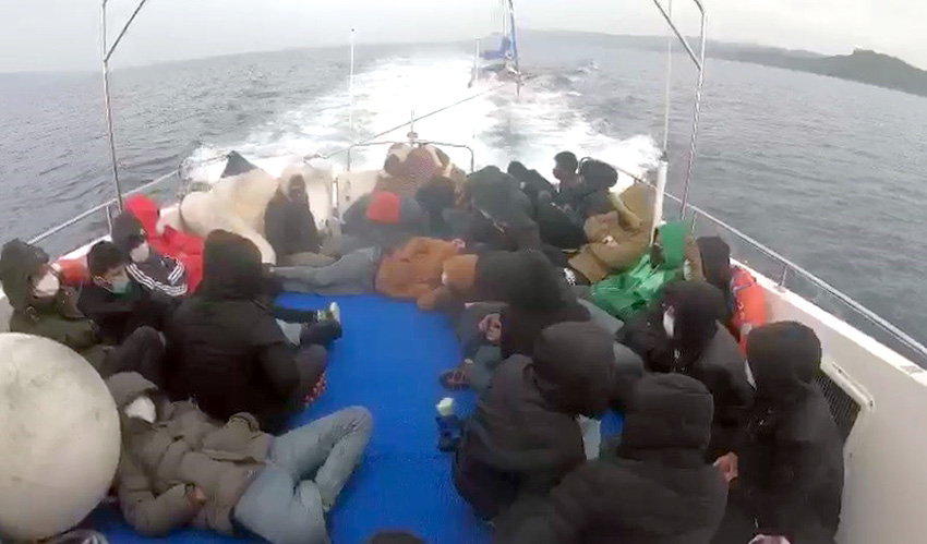 Türk kara sularına itilen 29 sığınmacı kurtarıldı